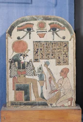 Stéla harfenisty Djedkhonsuiuefankh, egyptská, třetí přechodné období, (štukované a malované dřevo)